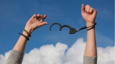Фонд организует терапию для детей и подростков, пробовавших опиаты
