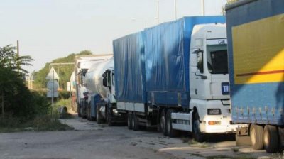 Установка новой системы для проезда через границу вызвала километровые очереди у пункта &bdquo;Капитан-Андреево&ldquo;
