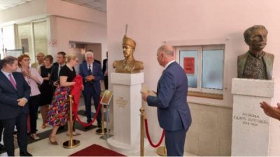 Премьер Желязков открыл бюст Александру I Болгарскому в университете в Подгорице