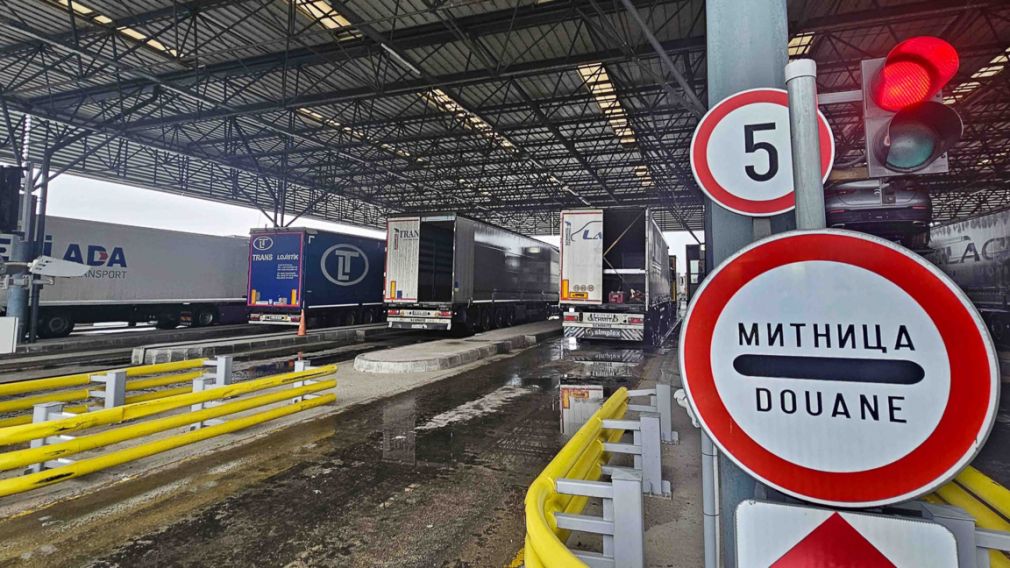 Движение грузовых автомобилей в Турцию остается интенсивным