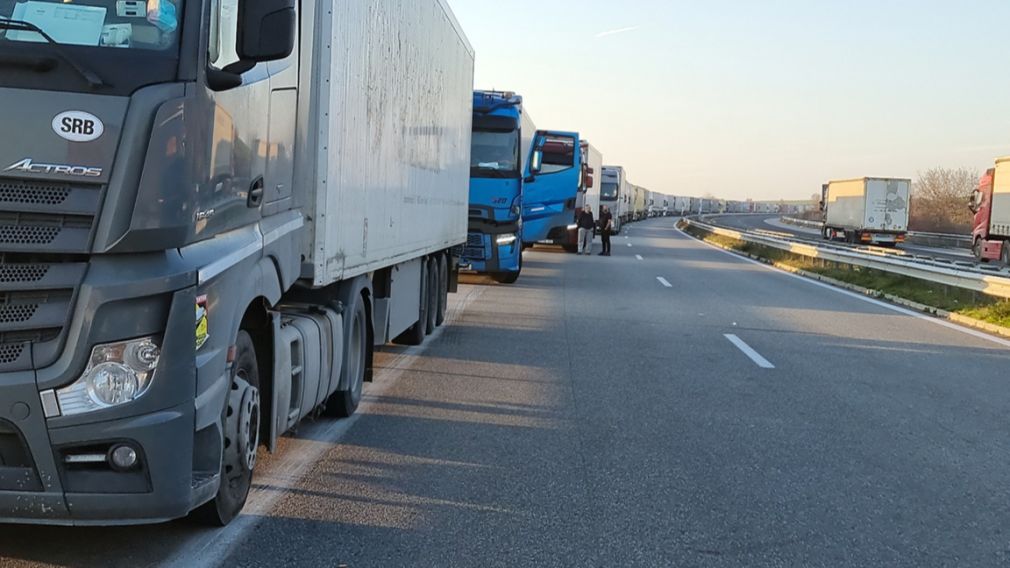 Грузовики в километровых колоннах стоят на границе на въезде в Турцию