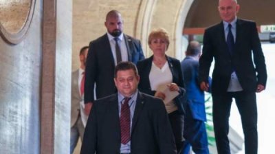 Парламентская фракция &bdquo;Величие&ldquo; распалась, Атлантический совет призвал к избранию правительства