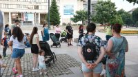 Родители вновь протестуют за повышение выплат по уходу за ребенком