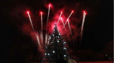 10-метровая елка у храма-памятника СВ. Алеуксандру Невскому&nbsp;побуждает рождественское настроение в столице