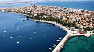 Нефтяные пятна загрязняют пляжи Поморие третий день