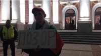 Несколько протестующих и полицейский кордон предшествовали третьему показу спектакля "Оружие и человек"