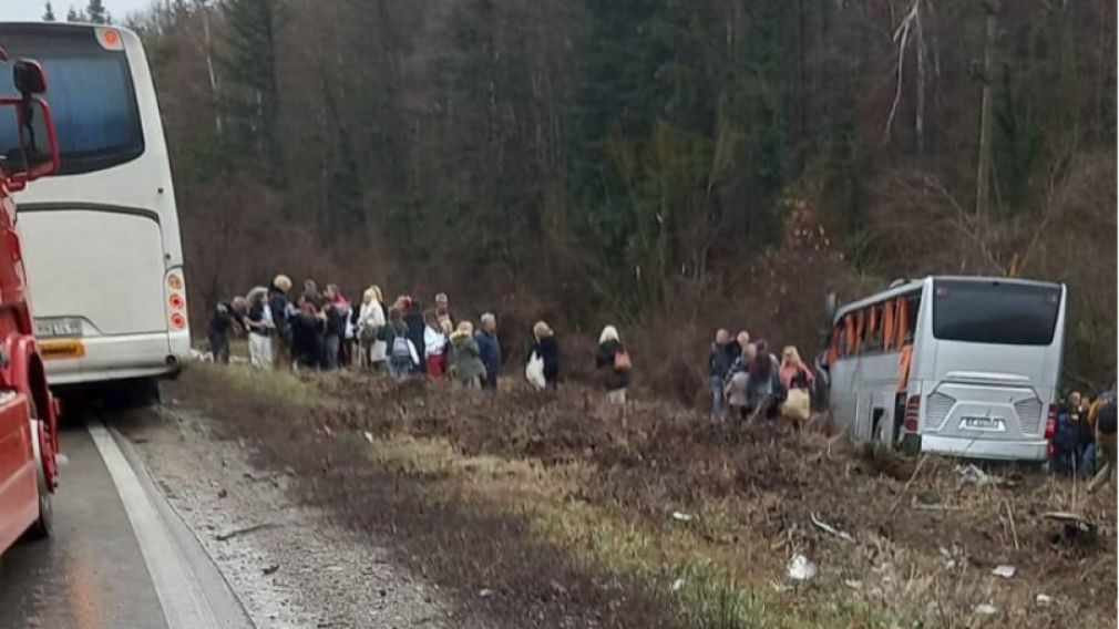 Автобус с туристами попал в ДТП на дороге Русе-Бяла