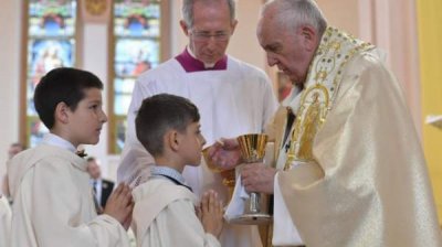 Болгарские дети, получившие первое причастие от Папы, чтят его память