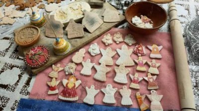 Украсим елку игрушками, вылепленными своими руками из&hellip; глины