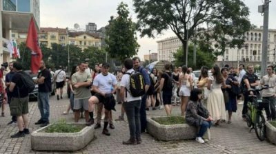 Молодые врачи возобновляют протесты, требуя достойной оплаты труда