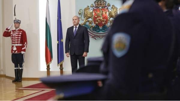 Президент Румен Радев наградил трех офицеров Военно-воздушных сил