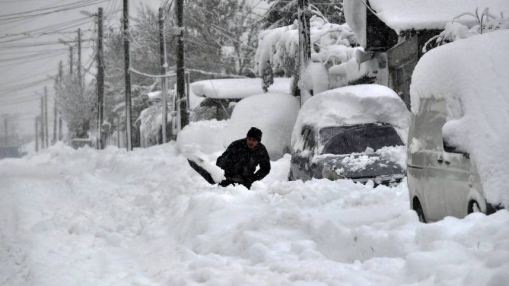 В 13 областях объявлен неучебный день из-за бедственной ситуации, вызнанной сильным снегопадом