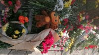 Цветы у посольства России в память о жертвах теракта