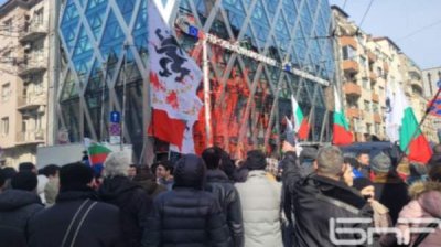 Шесть человек обвинены в хулиганстве после протестов перед зданием ЕК в Софии