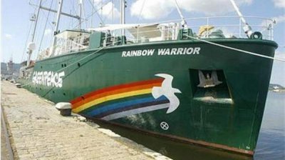 Активисты &laquo;Гринпис&raquo; спустили 50-метровый баннер с надписью &ldquo;NO PLASTIC&rdquo; с моста в Варне