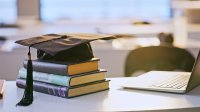 Средний налогооблагаемый доход выпускников вузов в стране достиг 1625 евро