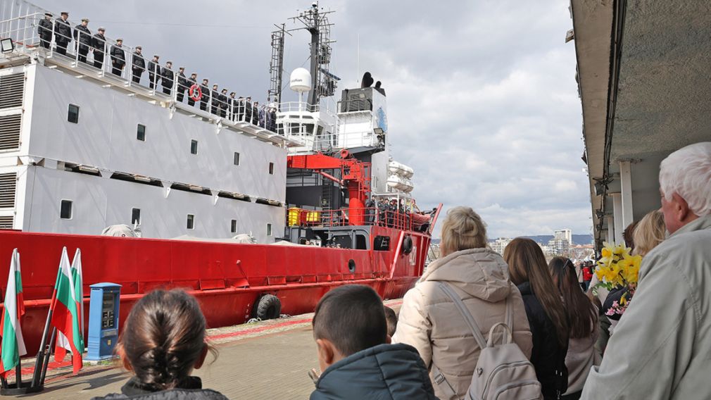 НИК-421 вернулся из экспедиции в Антарктиду