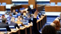 Парламент поручил министру финансов в отставке покрыть дефицит в размере 500 млн евро