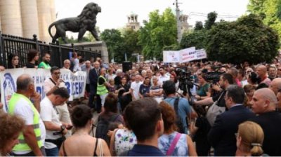 Многотысячная акция протеста прошла в Софии в поддержку мэра Варны и против избирательного правосудия