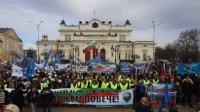 Тысячи полицейских и пожарных вышли на протест