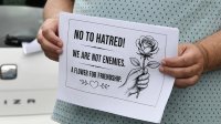 Протестующие призвали к добрососедству перед посольством Северной Македонии