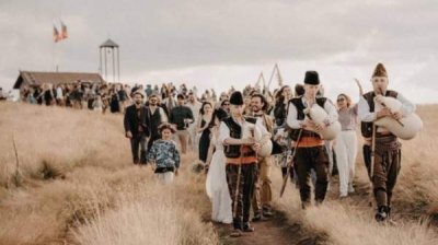 Лесные свадьбы, аргентинская мусака, походы за травами…  различная турбаза Николеты и Уриэля