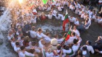 В день Богоявления в ледяной воде реки Тунджа калоферцы заводят свой мужской хоровод за здоровье