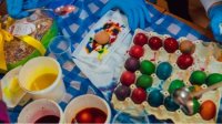 Дети красят пасхальные яйца с благотворительной целью в Софии