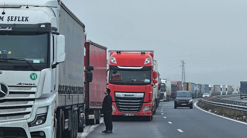 Интенсивное движение грузовиков в Турцию, проезд на границах в обычном режиме