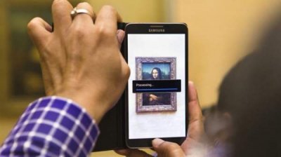 Фотограф Никола Михов исследует, почему Мона Лиза превращается в &laquo;звезду&raquo; селфи-мании