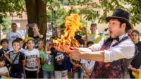 Кочующий фестиваль "Летнее Театро" сплачивает семьей при помощи искусства, волшебства и смеха