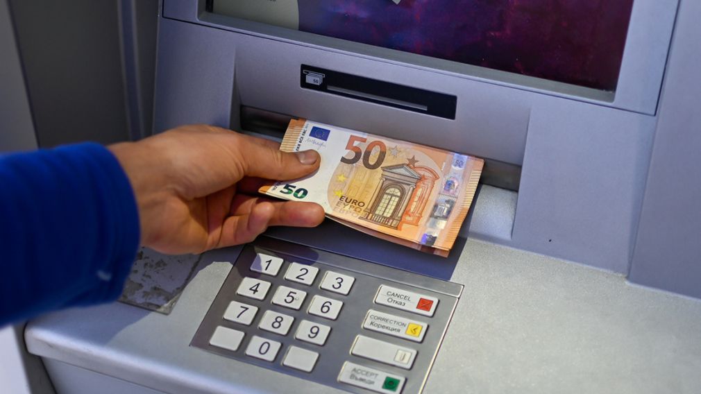 Банки переведут свои платежные системы на евро до 2 января